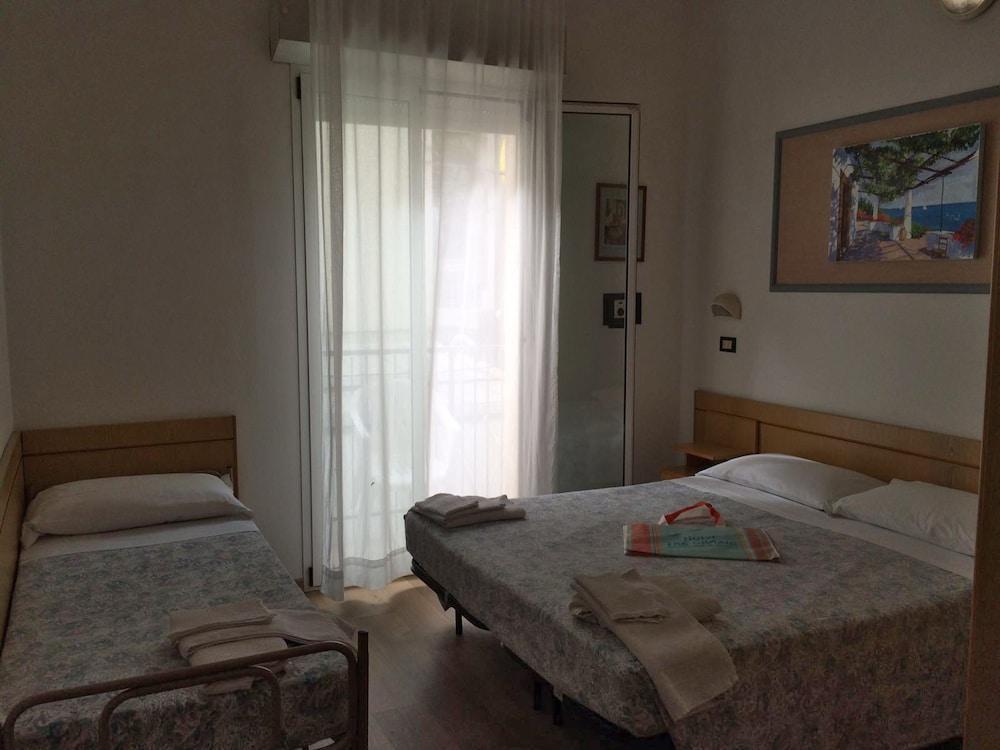 Hotel Tre Grazie Rimini Kültér fotó