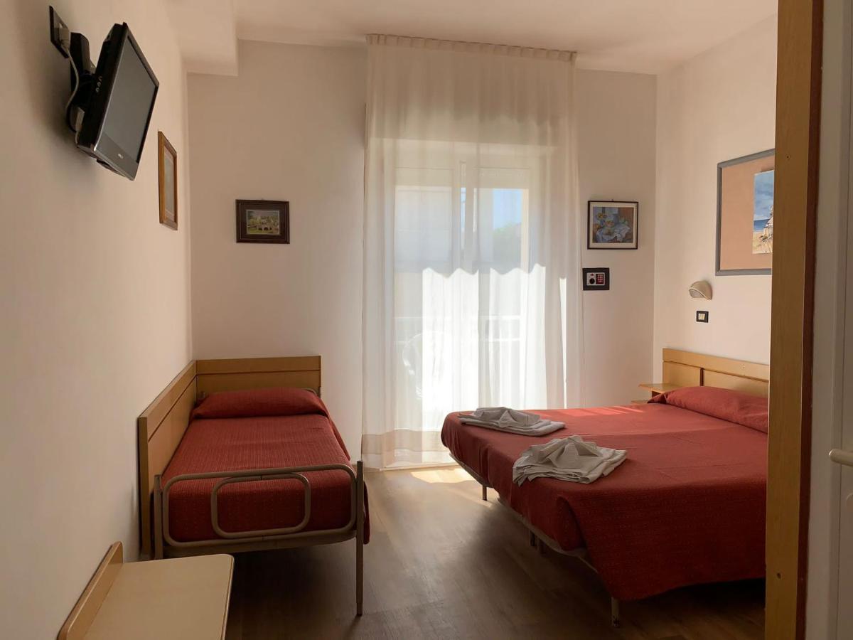 Hotel Tre Grazie Rimini Kültér fotó
