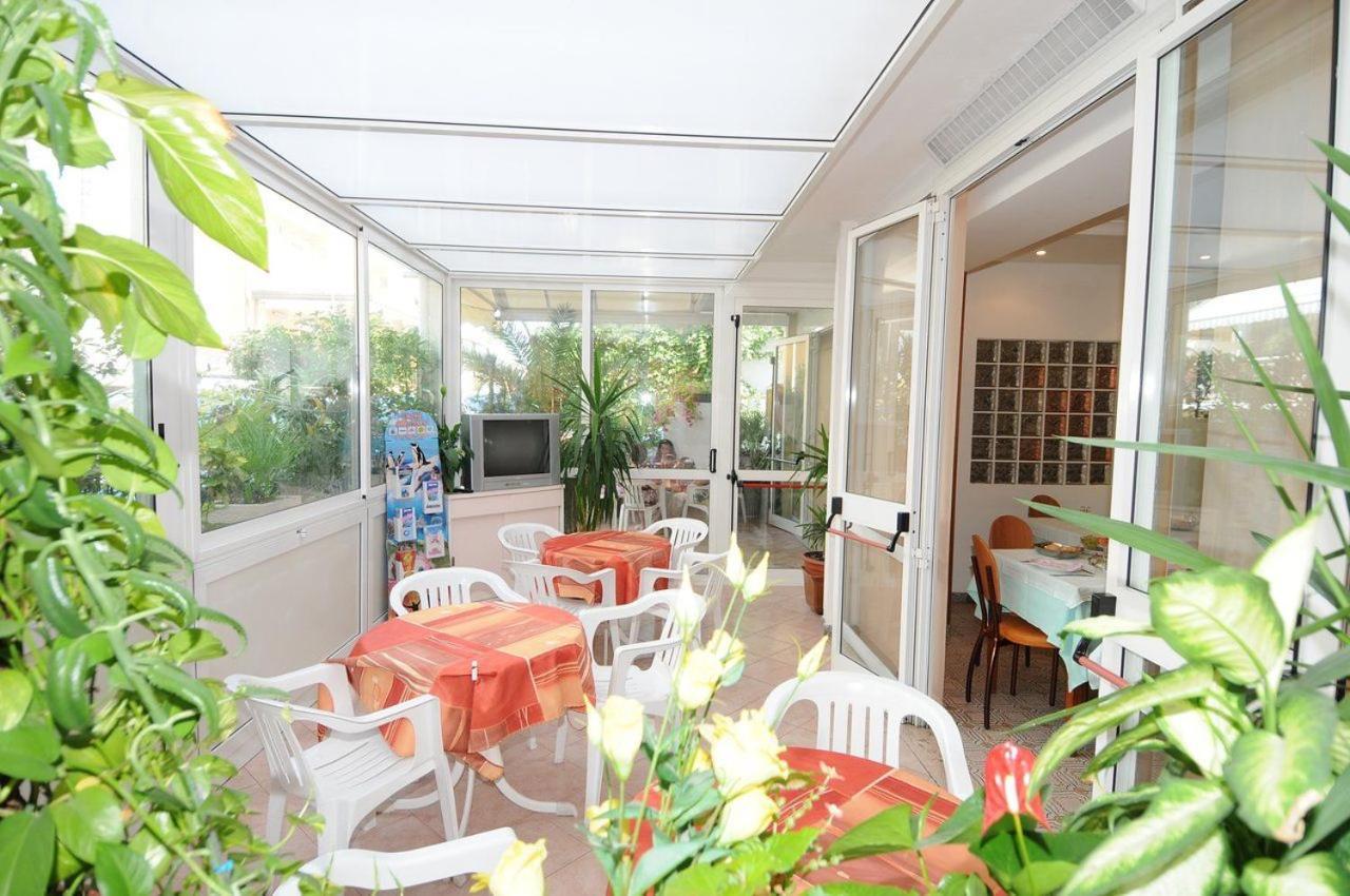 Hotel Tre Grazie Rimini Kültér fotó