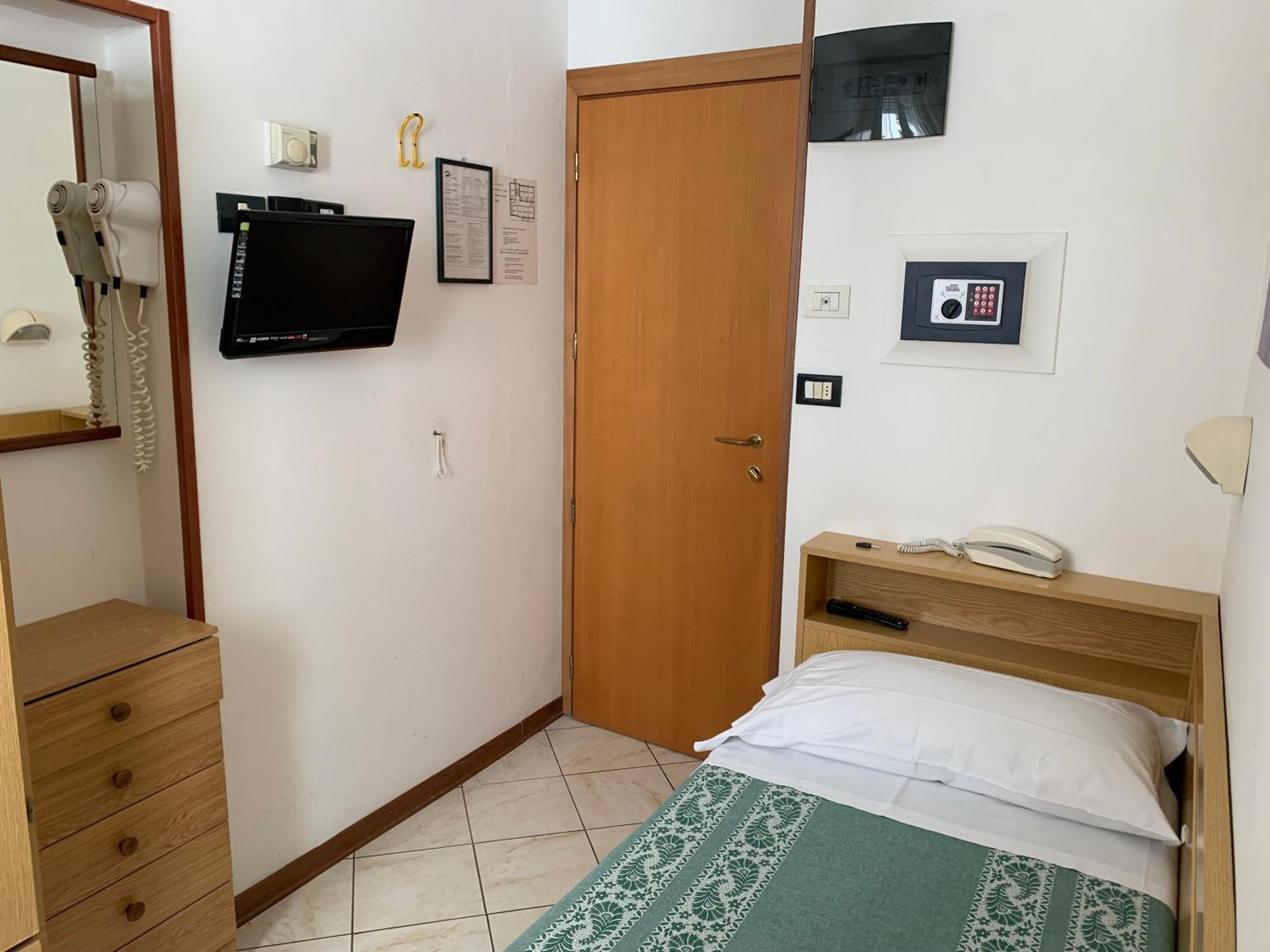 Hotel Tre Grazie Rimini Kültér fotó