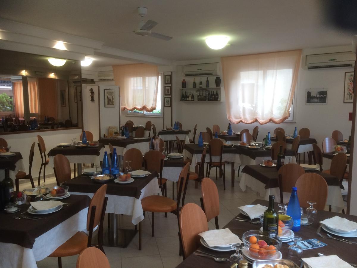 Hotel Tre Grazie Rimini Kültér fotó