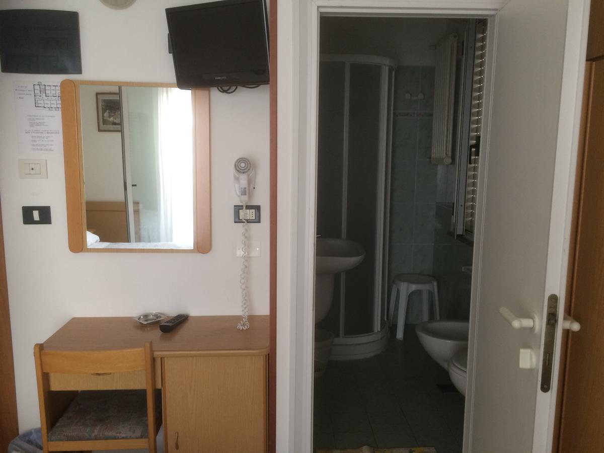 Hotel Tre Grazie Rimini Kültér fotó